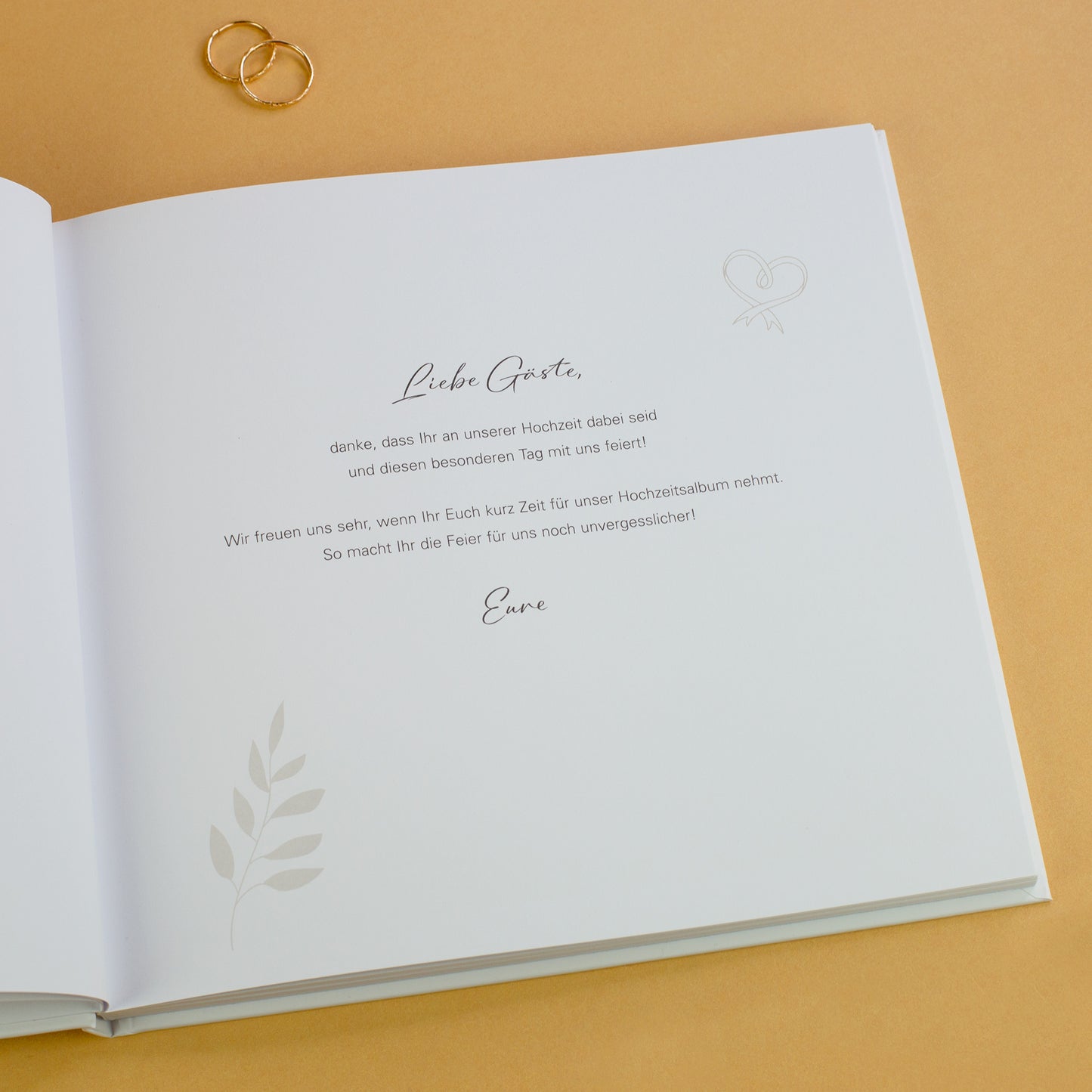 Innenseite Gästebuch Hochzeit mit Einleitungsseite „Liebe Gäste“ und dekorativen Illustrationen