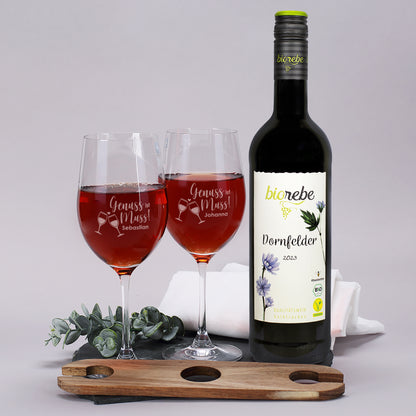 Biorebe Dornfelder mit zwei Weingläsern „Genuss ist Muss“ und Holzhalter auf Schieferplatte dekoriert