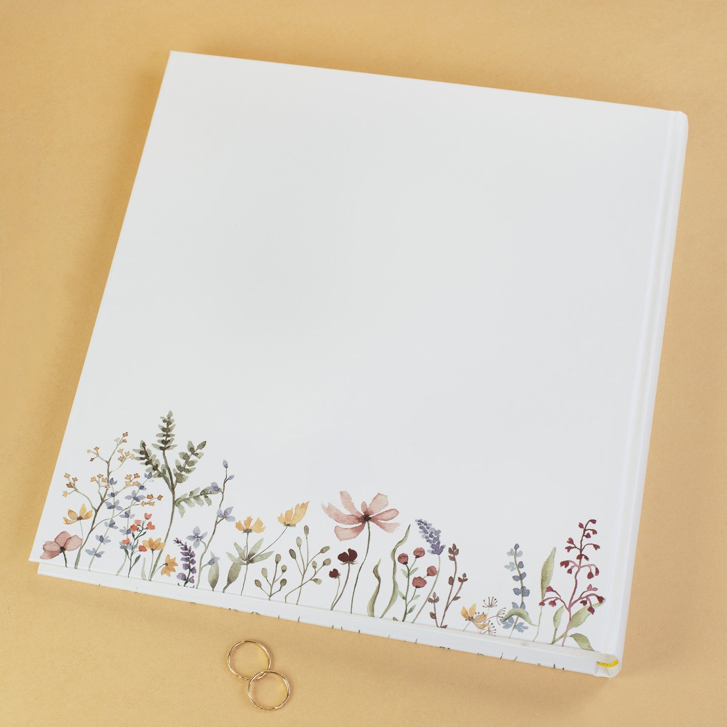 Rückseite des Fotoalbums Hochzeit im weißen Hardcover mit Wildblumen-Design