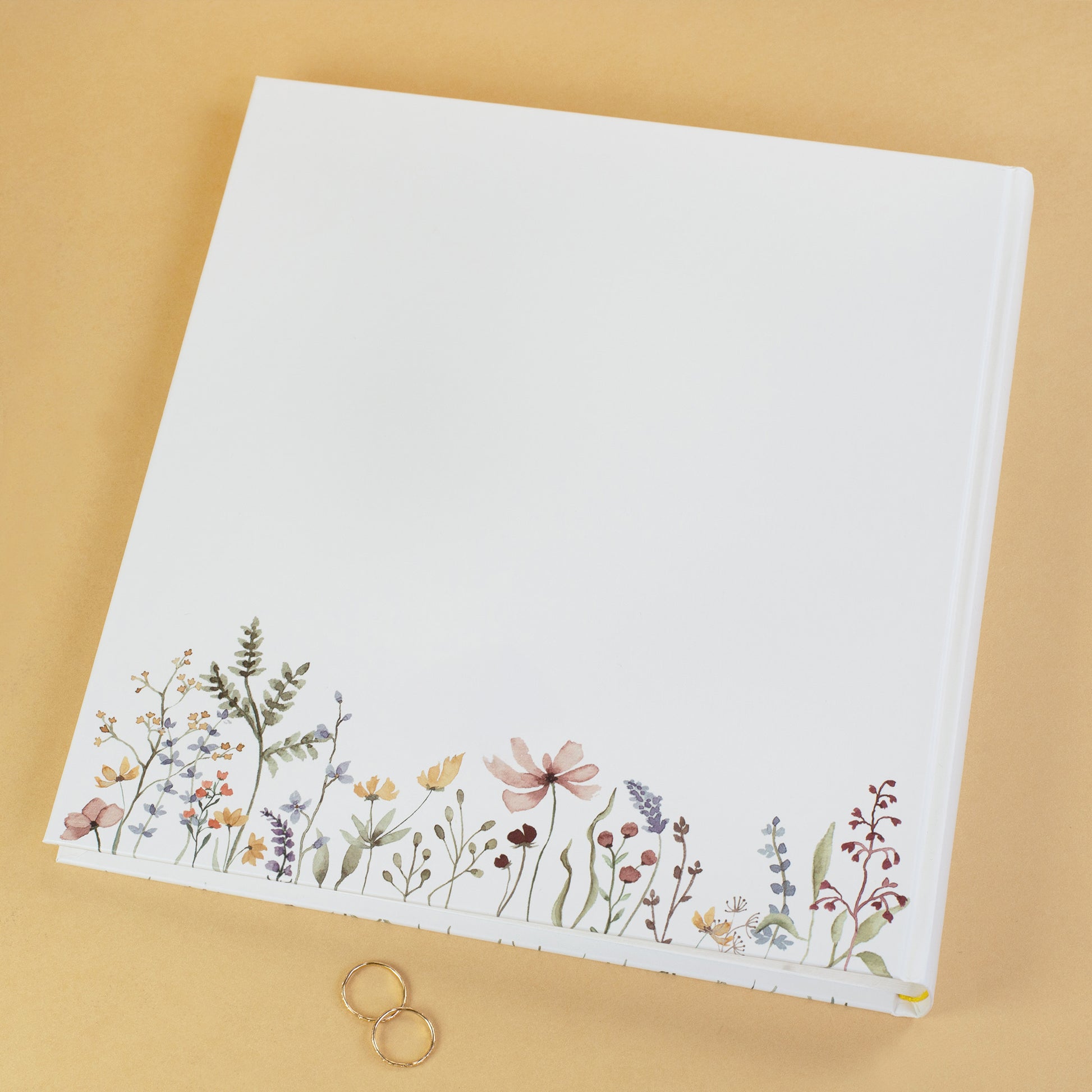 Rückseite des Fotoalbums Hochzeit im weißen Hardcover mit Wildblumen-Design