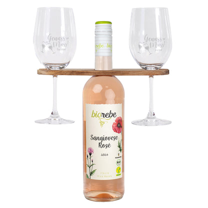 Geschenkidee mit Biorebe Sangiovese Rosé 2024 und zwei gravierten Weingläsern „Genuss ist Muss“ auf Holzhalter