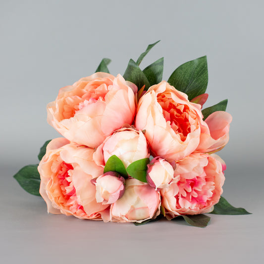 Kunstblumenstrauß mit rosa Pfingstrosen und grünen Blättern – frontal arrangiert