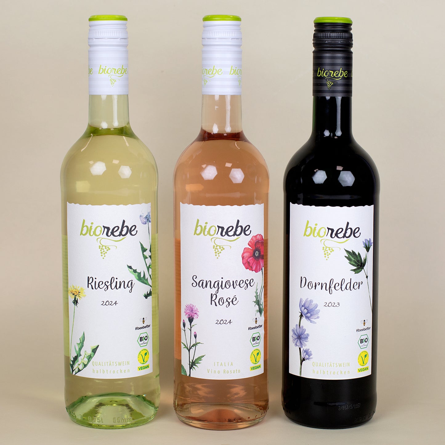 Rückseiten der drei Biorebe Weinsorten Riesling, Sangiovese Rosé und Dornfelder mit Etiketten
