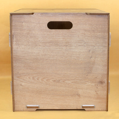 Rückseite des KALLAX Einsatzes mit Öffnung und MDF-Kanten
