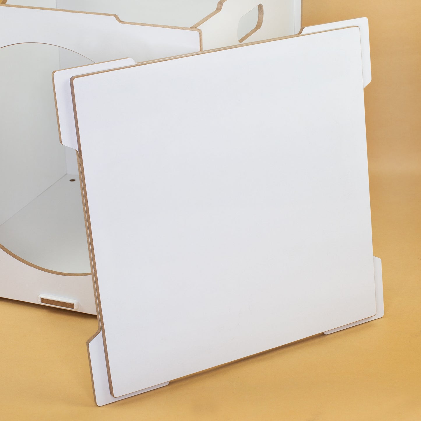 Detailaufnahme des weißen Bodens oder Deckels mit sichtbarer MDF-Kante