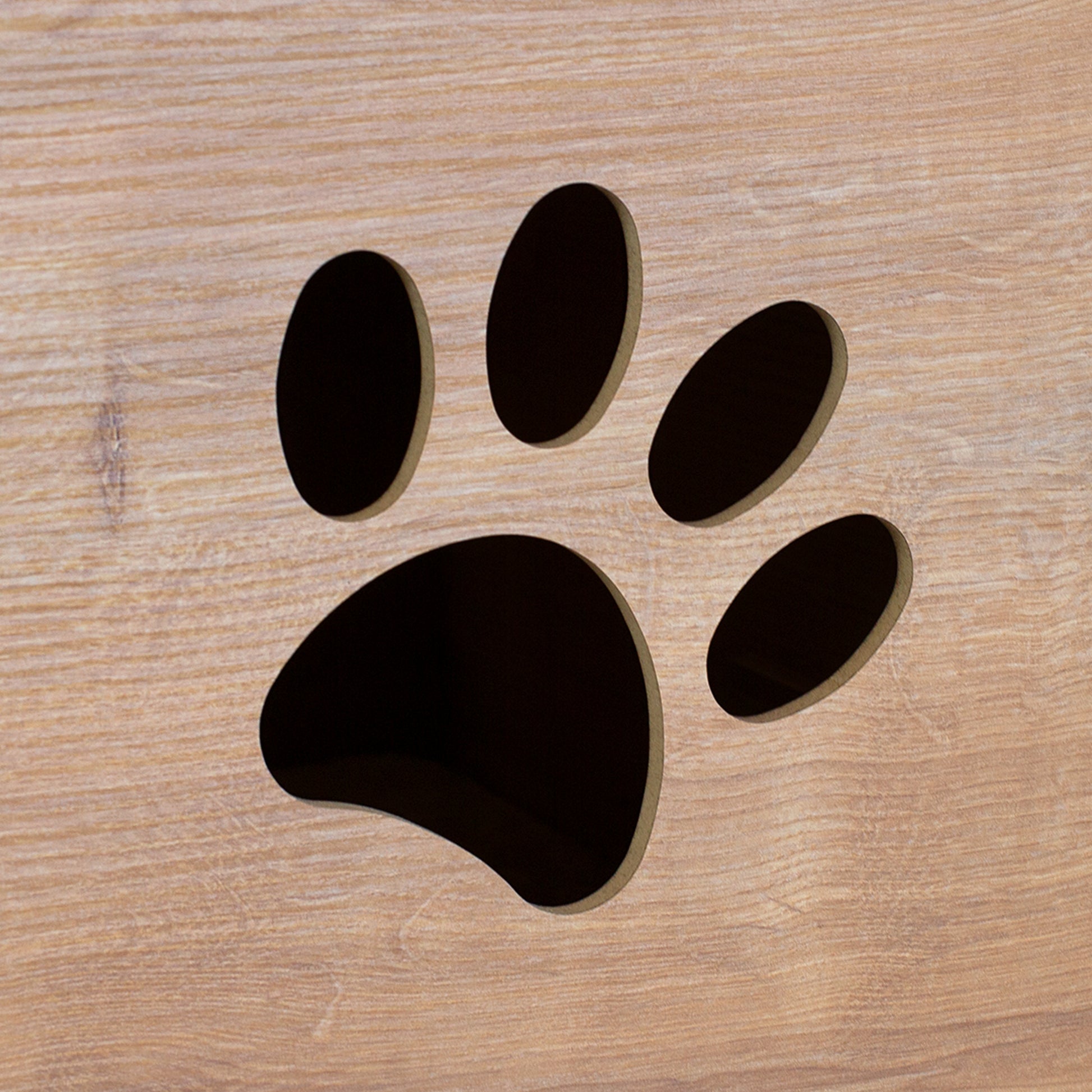 Pfotenförmige Ausfräsung an der Rückseite des Katzenhauses in Eiche-Optik