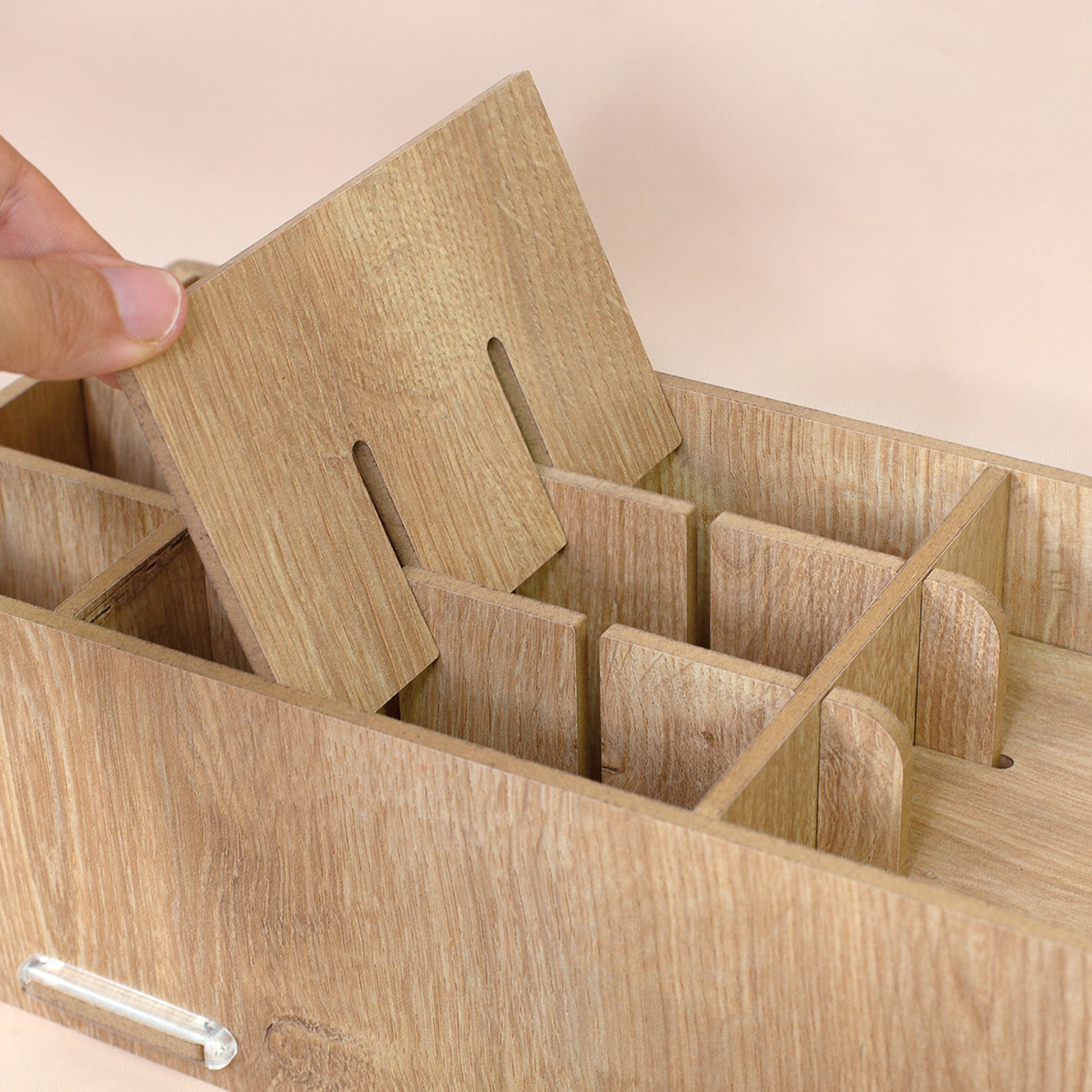 Stiftebox in Holzoptik mit einsetzbarer Trennplatte zur flexiblen Fachaufteilung