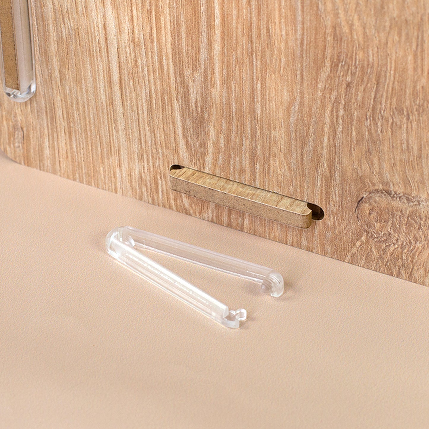 Detailaufnahme der Stiftebox in Holzoptik mit offener clipfritz®-Klammer und Stecksystem