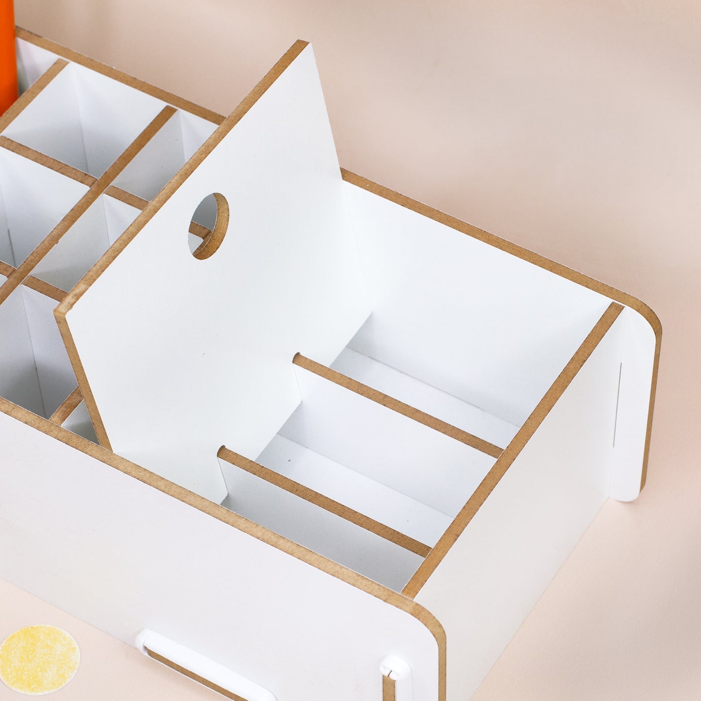 Detailansicht der Stiftebox mit herausnehmbarer Trennwand