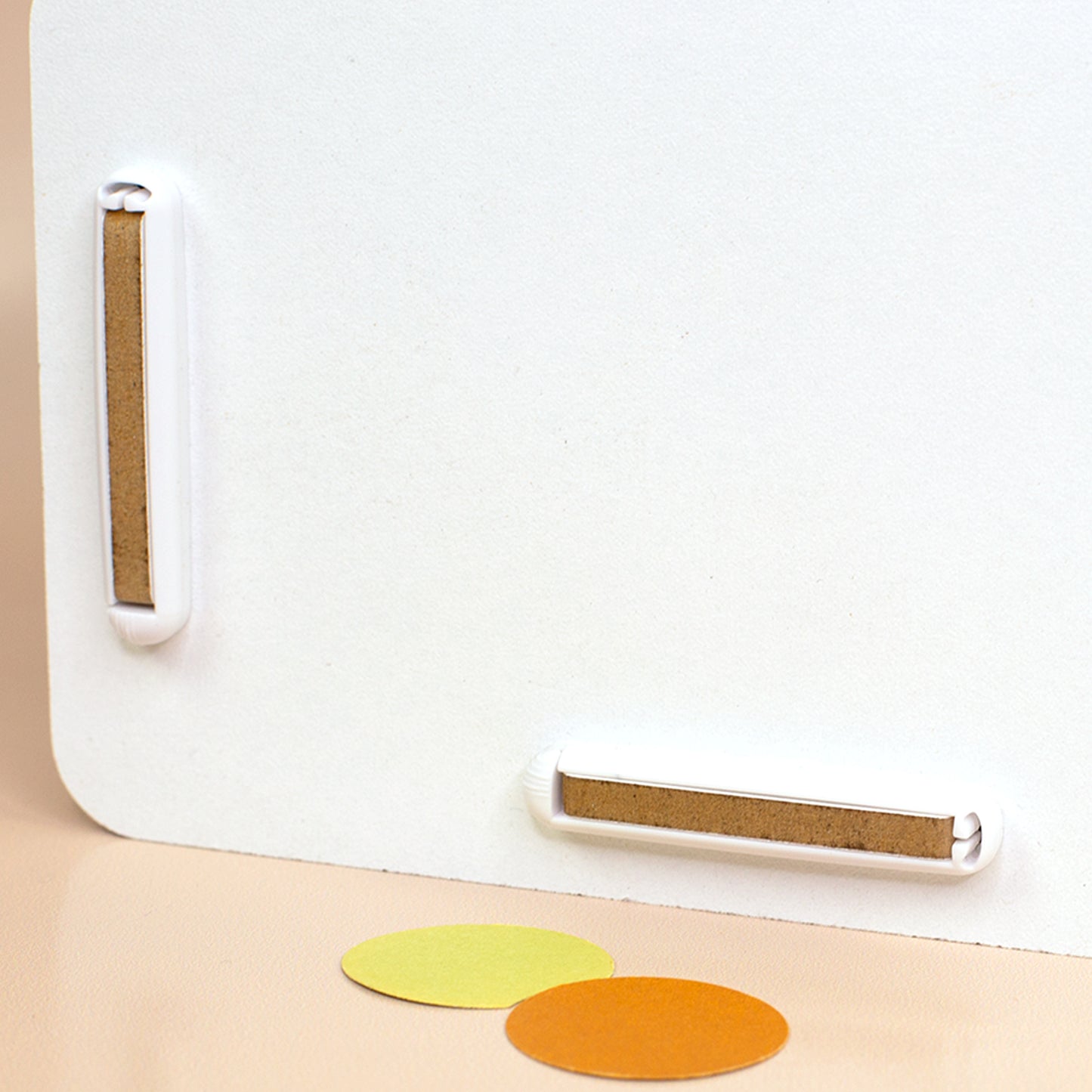 Detailaufnahme der weißen Stiftebox mit geschlossener clipfritz®-Klammer