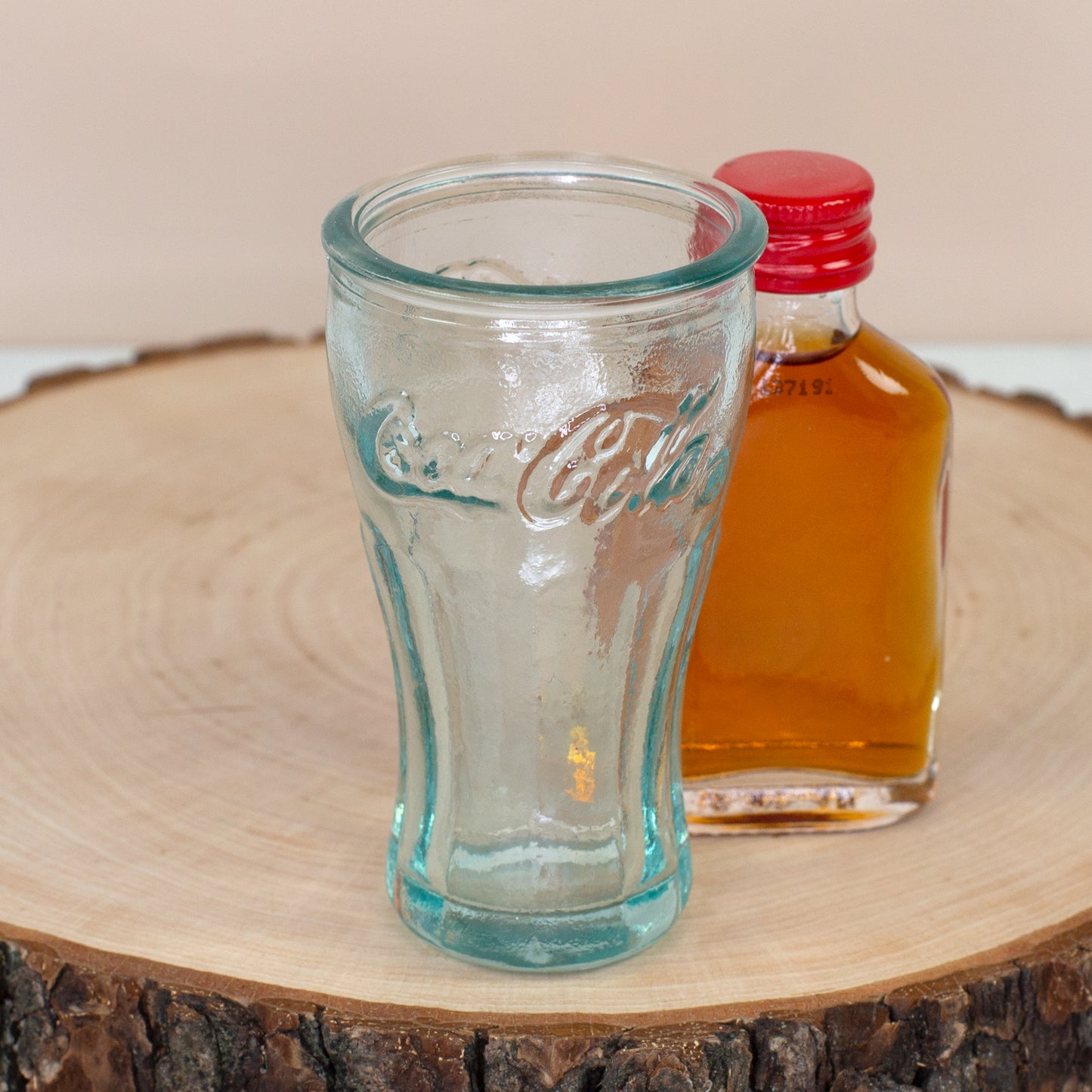 Retro Schnapsglas im Coca-Cola Stil mit leerem Glas und kleiner Flasche als Detailbild