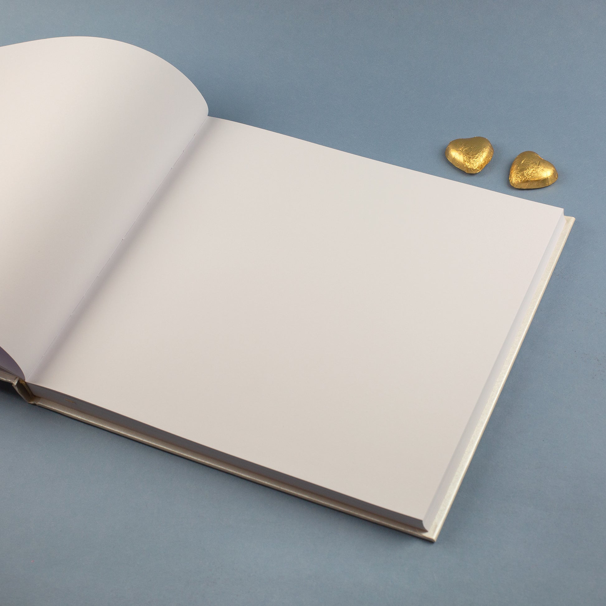 Offenes Gästebuch mit weißen Seiten für persönliche Einträge und Wünsche