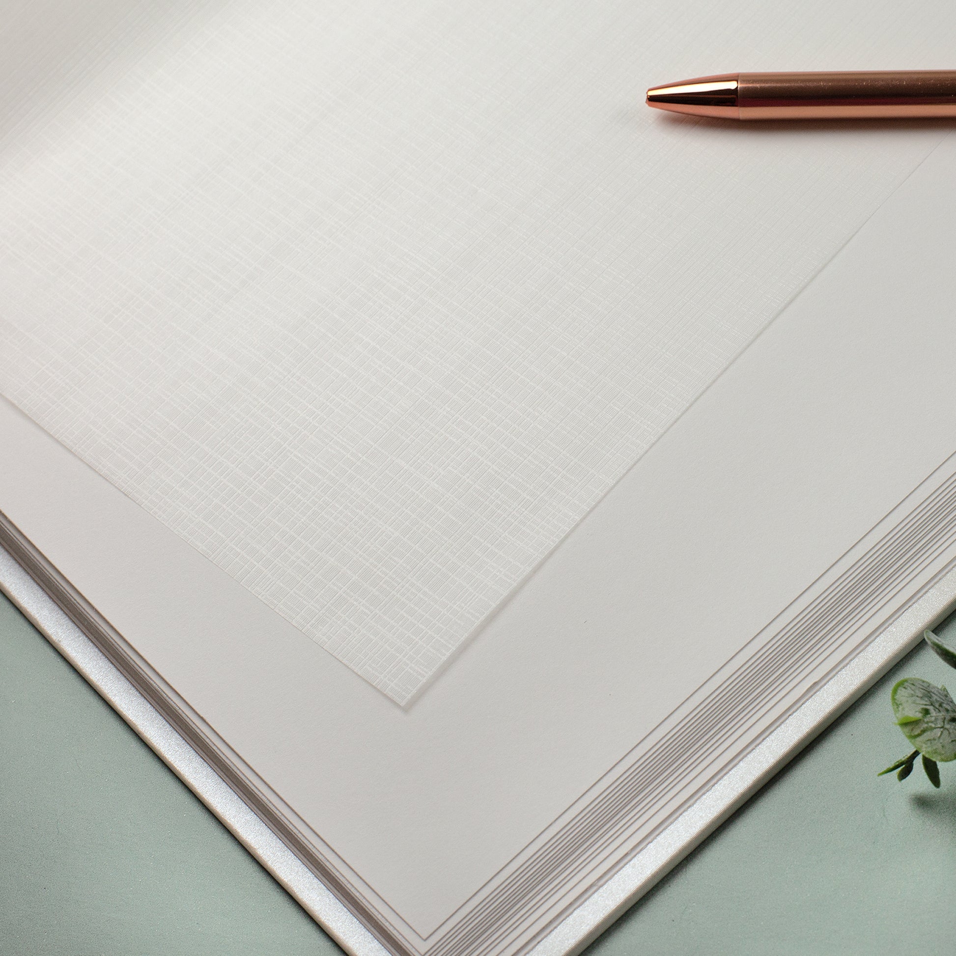 Detailansicht Pergaminpapier im Hochzeitsalbum Unsere Hochzeit