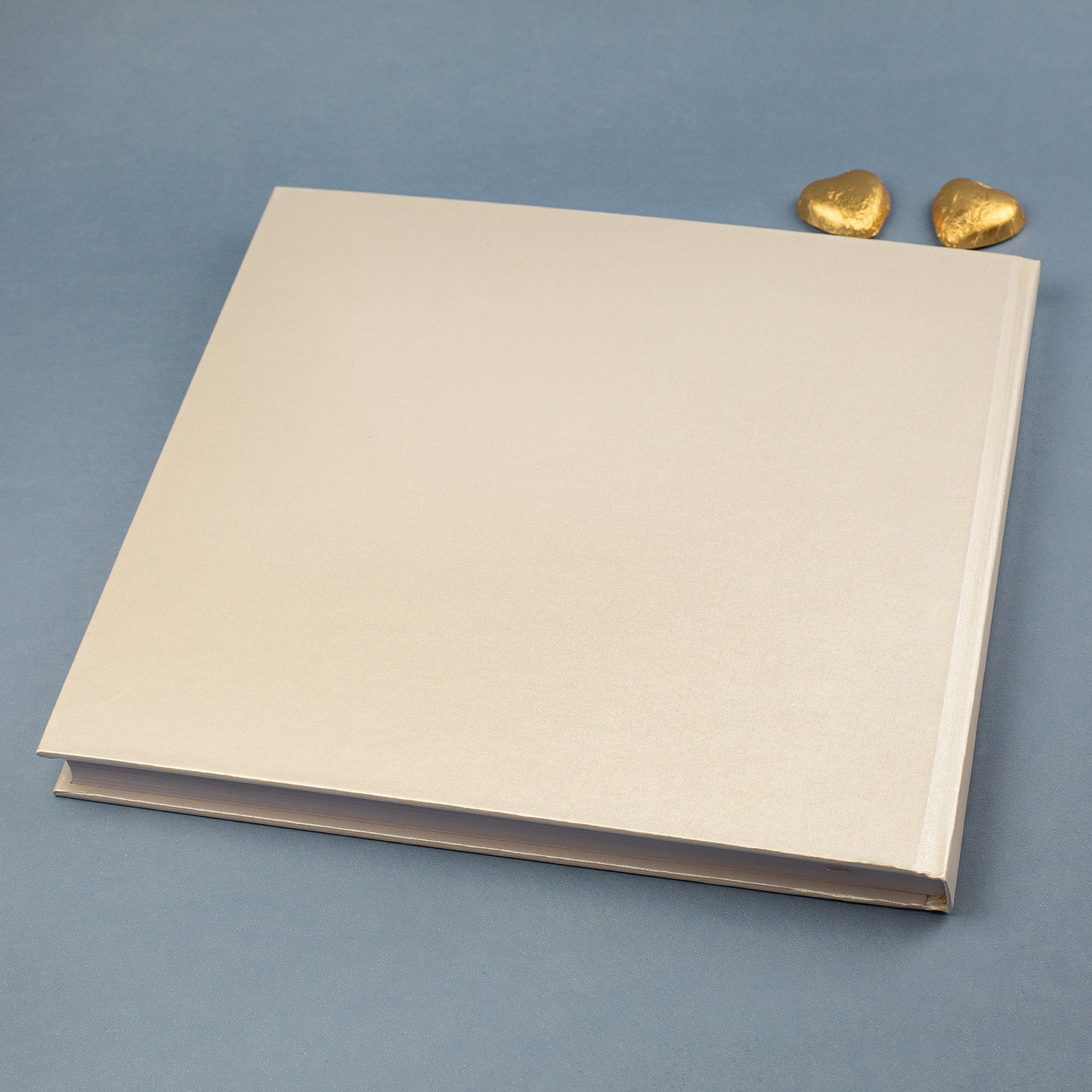 Rückseite des cremeweißen Gästebuchs mit edlem Einband