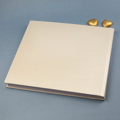 Rückseite des cremeweißen Gästebuchs mit edlem Einband