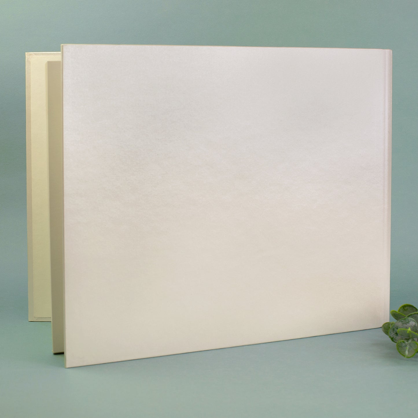 Rückseite des cremefarbenen Gästebuchs „Unsere Gäste“, schlicht und edel gestaltet.