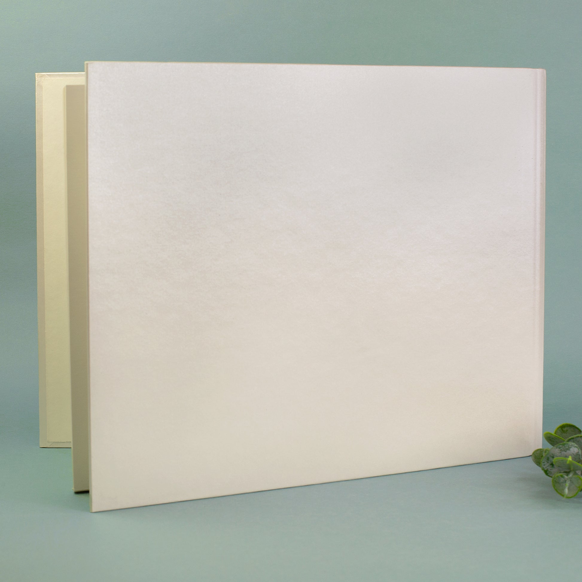 Rückseite des cremefarbenen Gästebuchs „Unsere Gäste“, schlicht und edel gestaltet.