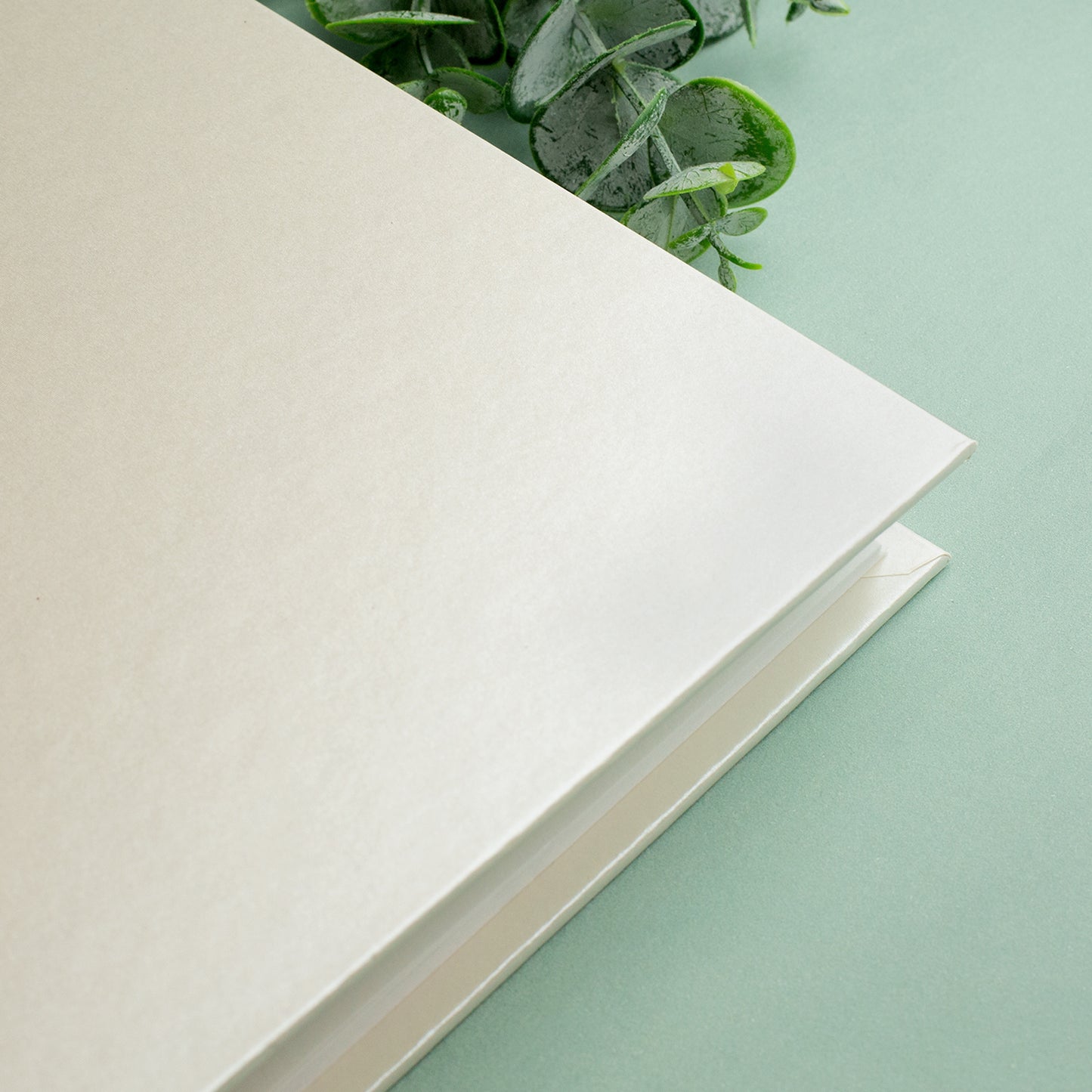 Edles Hochzeitsalbum mit glänzender Prägung personalisiert mit Namen und Datum | Fotobuch zur Hochzeit