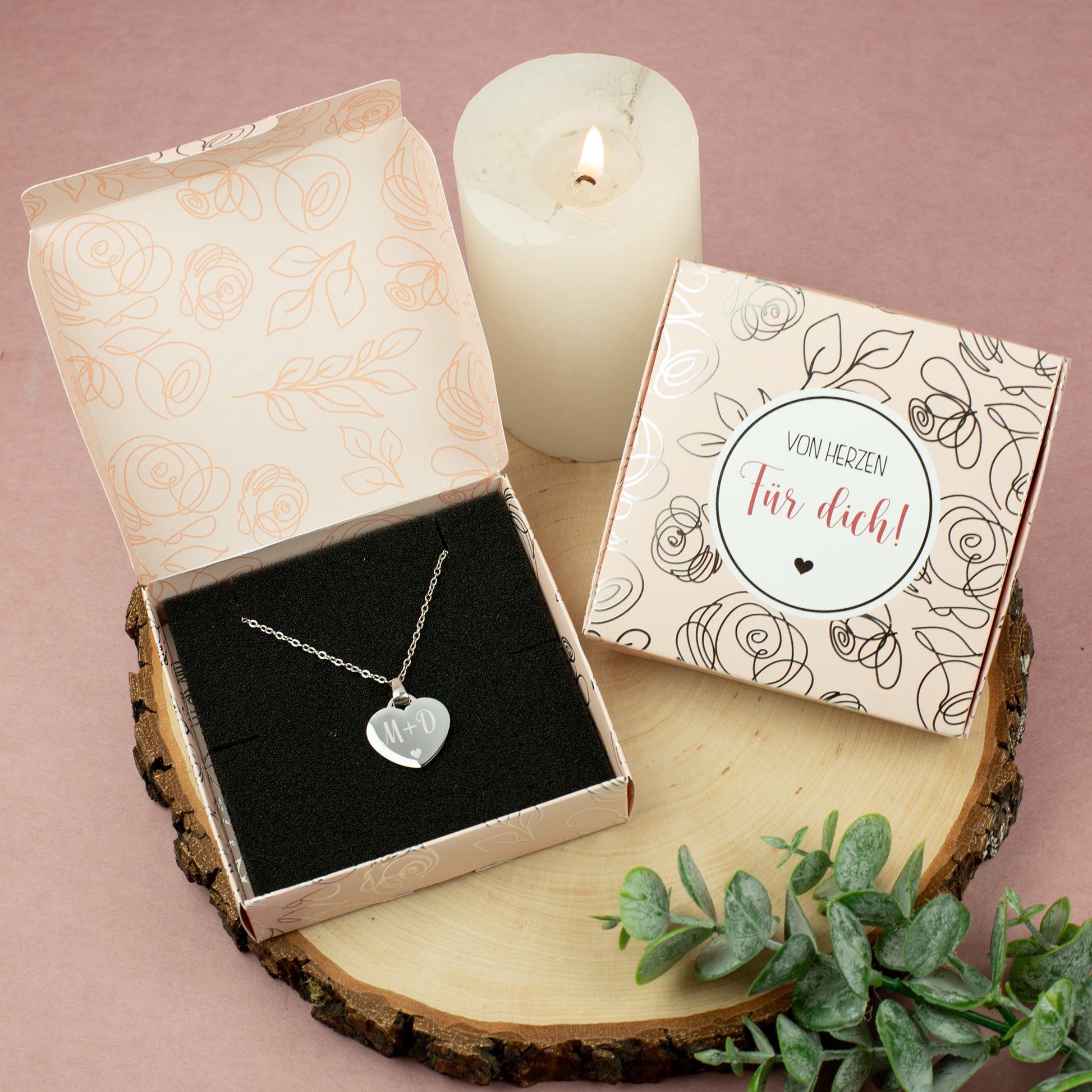 Personalisierter Schmuck - gravierte Halskette mit Herzanhänger in silber und Gravur in passender Geschenkbox mit Silberfolienprägung