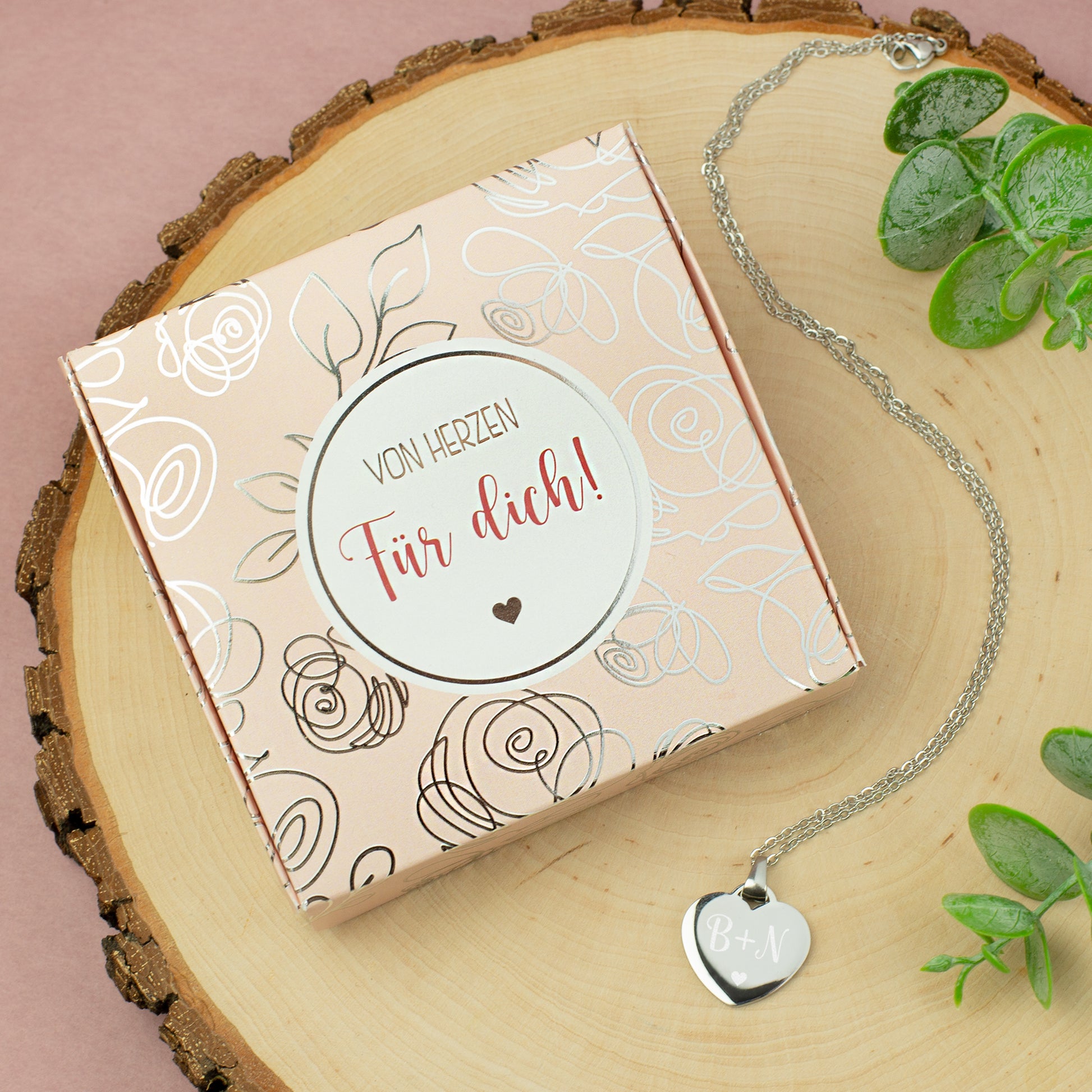 Silberne Halskette mit Herz-Anhänger und Gravur in eleganter Geschenkbox 
