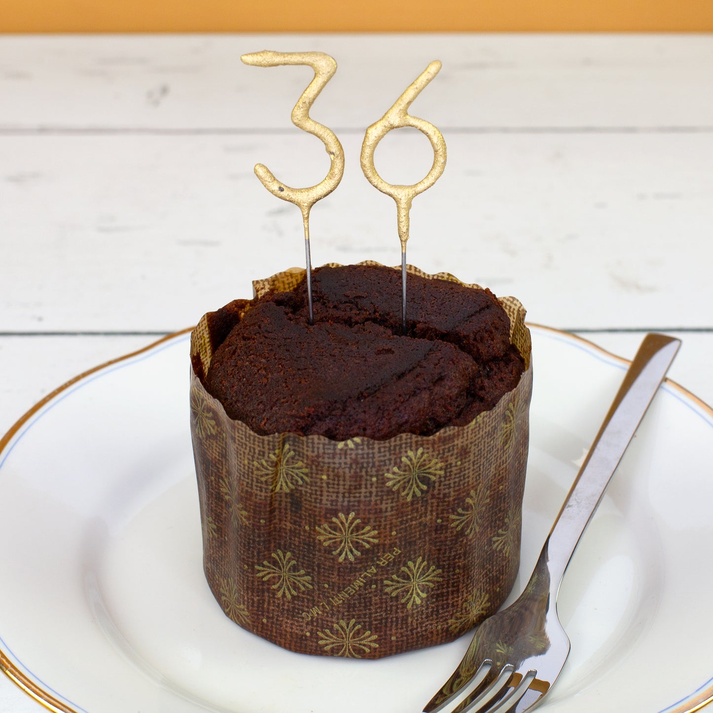 Schoko Brownie Geburtstagskuchen mit goldenen Zahlenkerzen 36