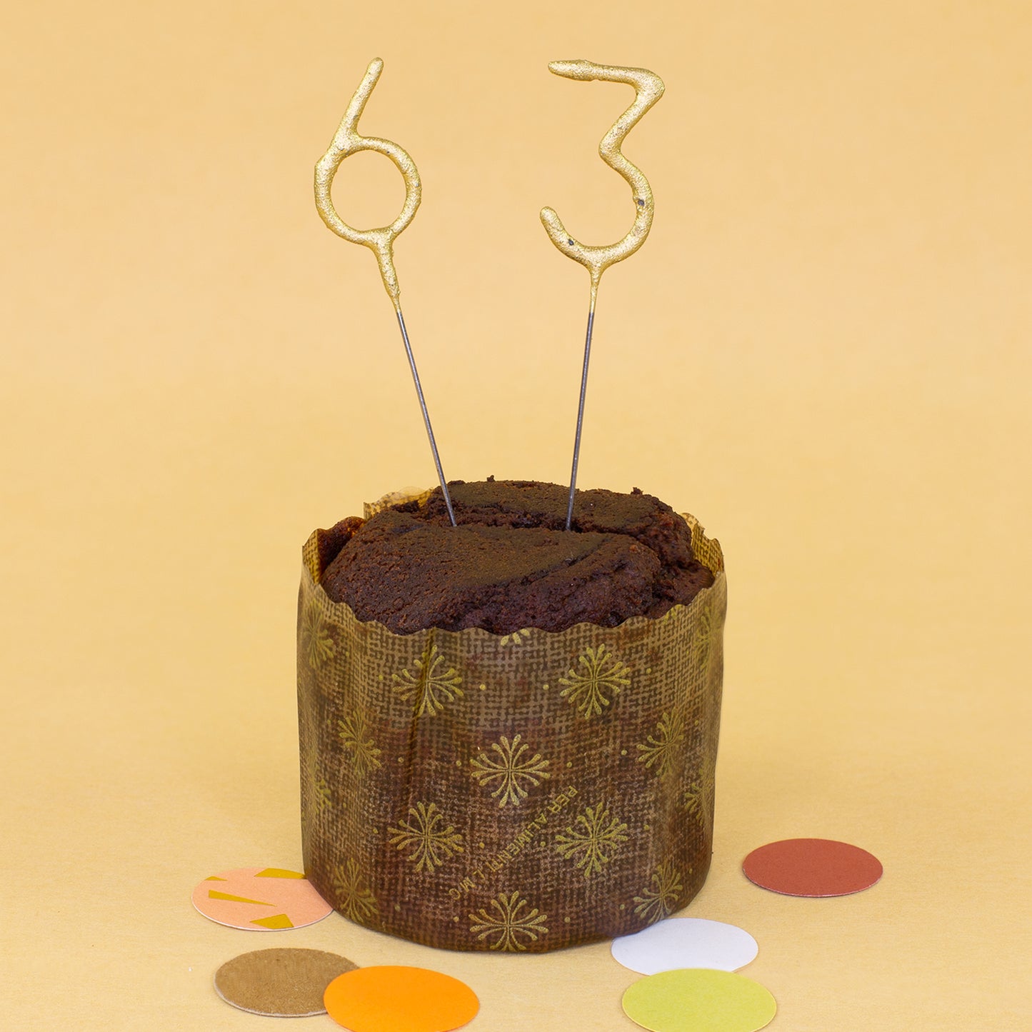 Schokoladen Brownie Kuchen mit goldenen Zahlenkerzen 63 und Konfetti als Geburtstagsidee