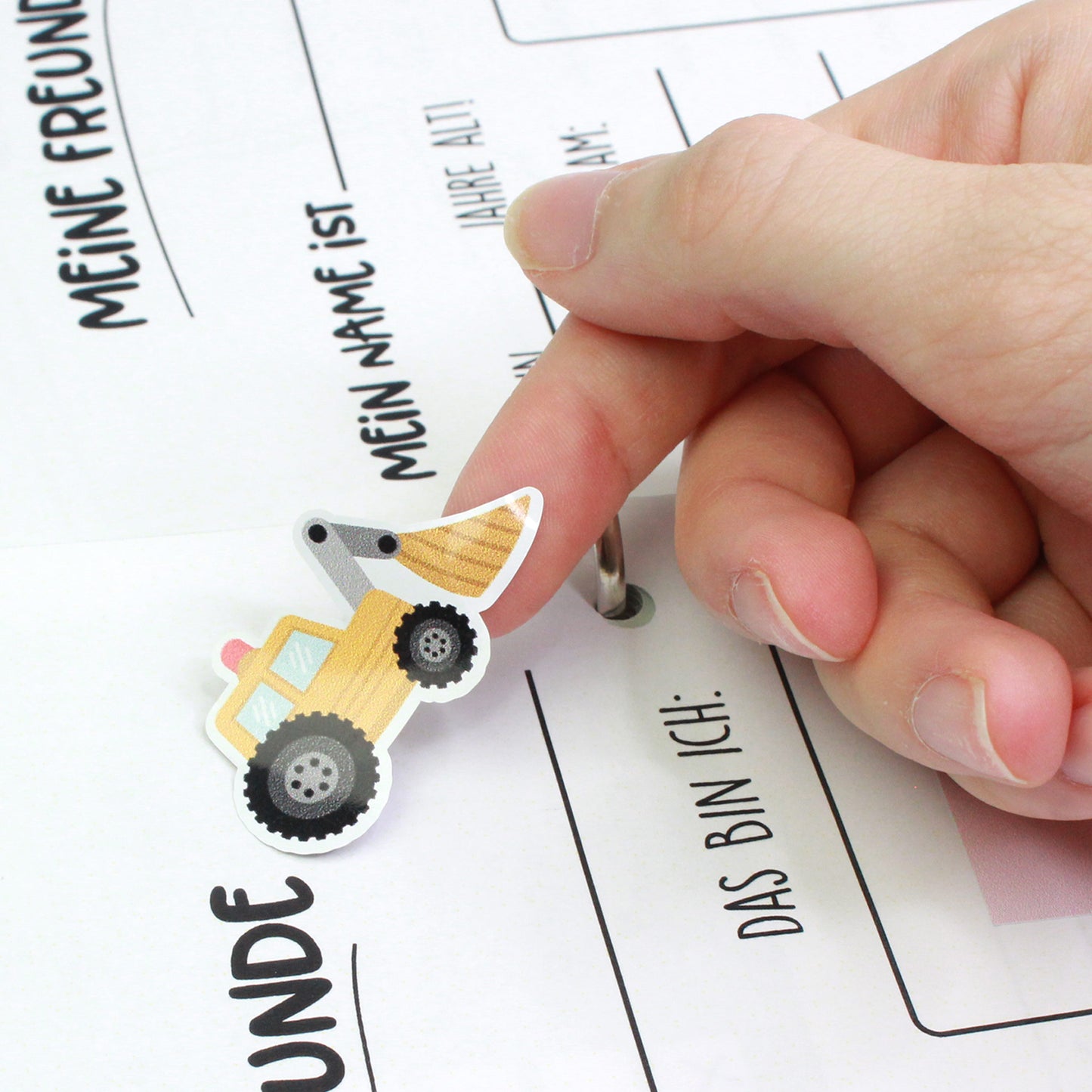 Detailaufnahme eines Stickers als Beispiel mit einem Bagger-Motiv