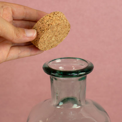 Detailaufnahme vom Korkverschluss über der Einfüllöffnung des Glas Getränkespenders