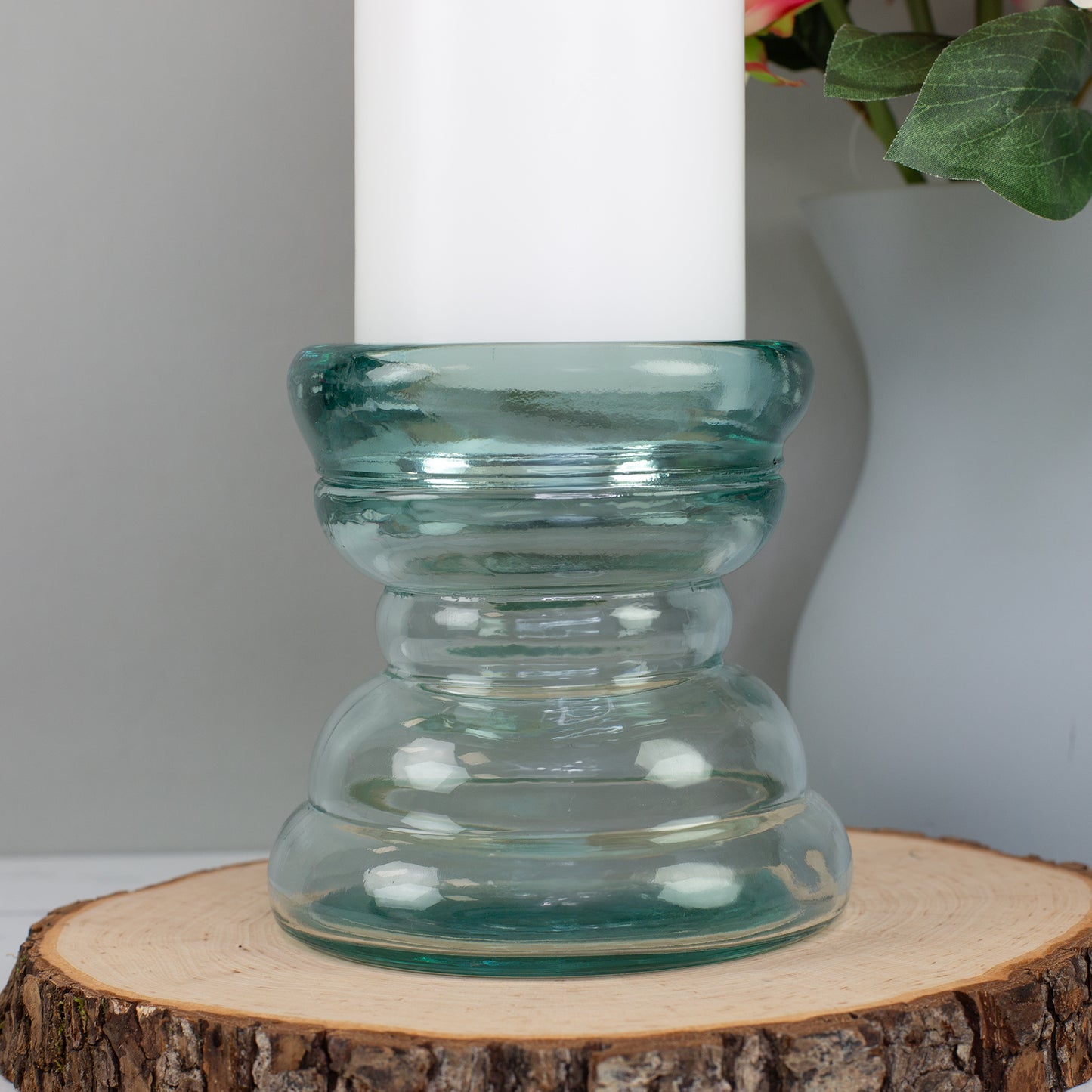 Detailaufnahme vom massiven Kerzenhalter aus Glas mit eingesetzter Stumpenkerze