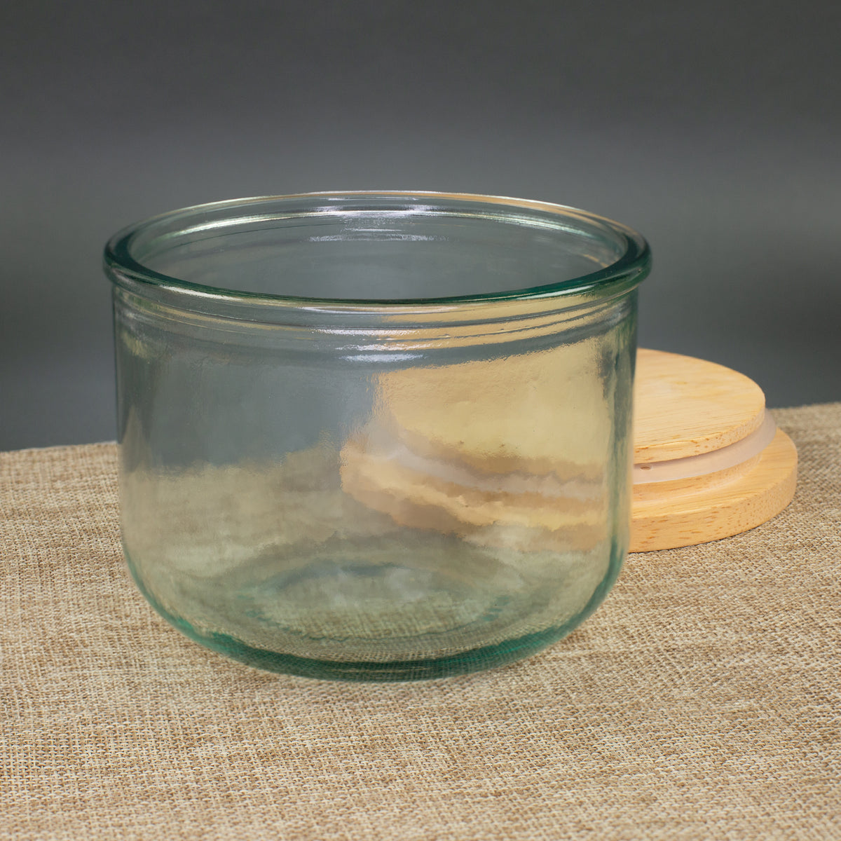 Handgearbeitetes Vorratsglas aus recyceltem Glas mit abgenommenem Holzdeckel
