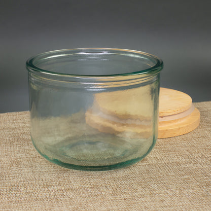 Leeres Vorratsglas aus recyceltem Glas mit abgenommenem Holzdeckel und Silikondichtung