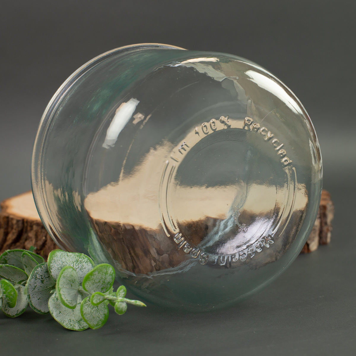 Detailansicht vom Boden des handgearbeiteten Vorratsglases aus recyceltem Glas