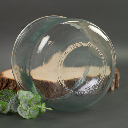 Detailansicht vom Boden des handgearbeiteten Vorratsglases aus recyceltem Glas