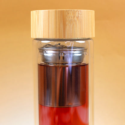 Detailansicht der doppelwandigen Glasflasche mit eingesetztem Edelstahl-Teesieb und Bambusdeckel