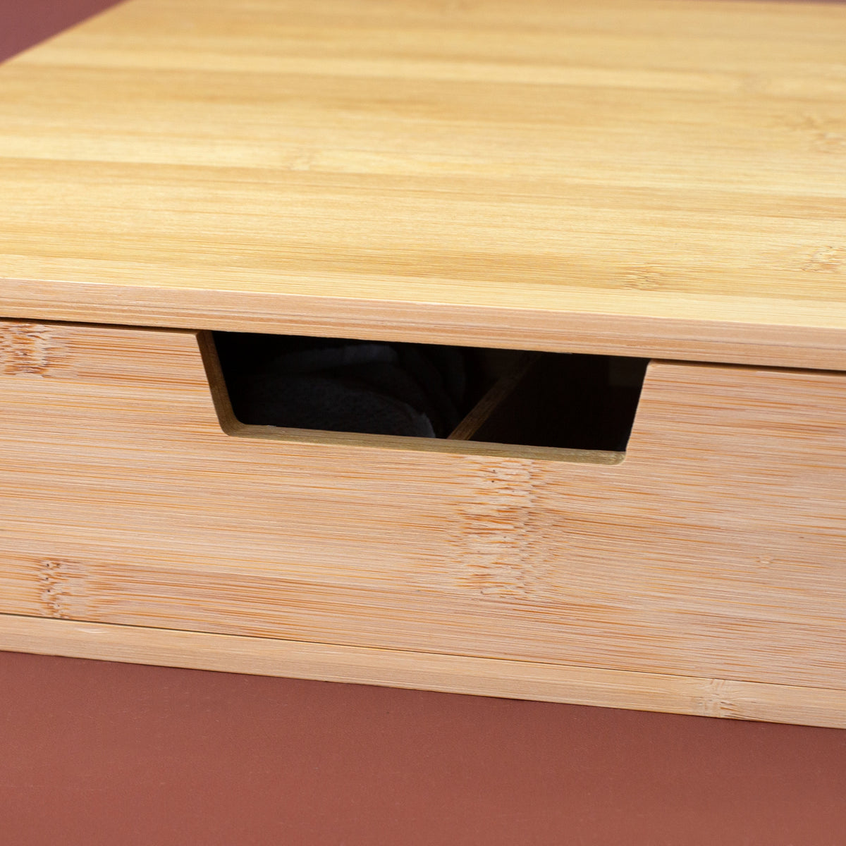 Detailansicht der Griffmulde an der herausziehbaren Schublade der Bambus Teebox