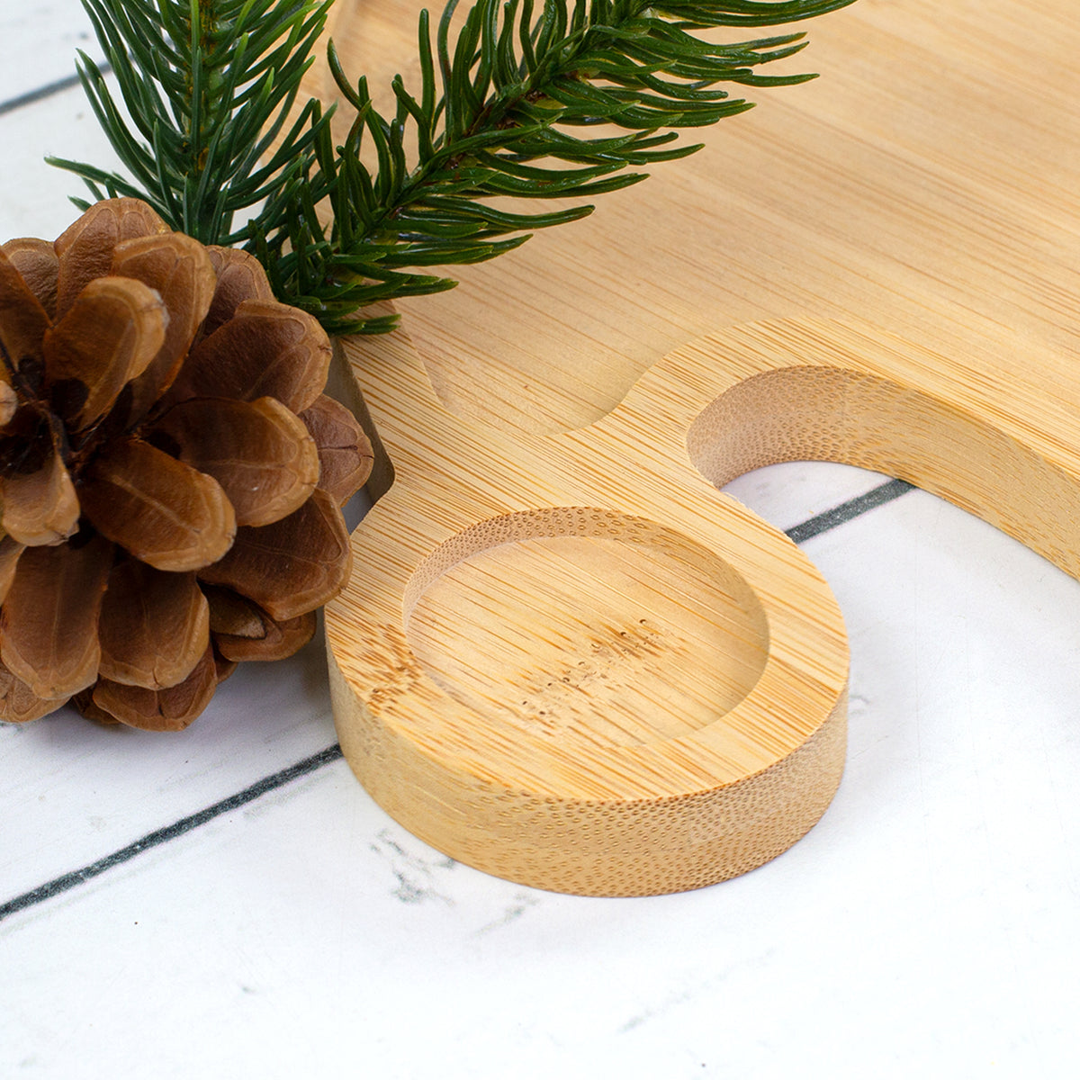 Detailansicht der kleinen Servierfläche und Aussparung des Weihnachtsmannmützen Brettes aus Bambus