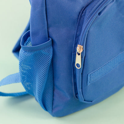 Detailansicht des blauen Kinderrucksacks mit Reißverschlussfach und seitlichem Netzfach