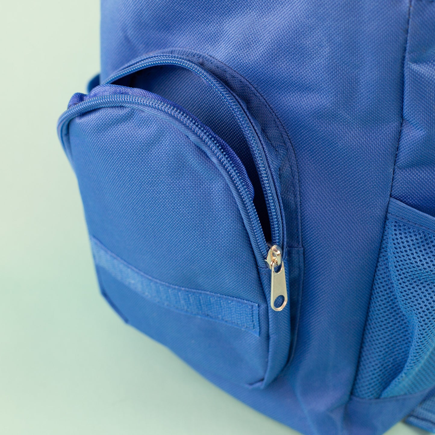 Detailbild der Außentasche mit Reißverschluss am blauen Kinderrucksack
