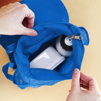 Geöffneter blauer Kindergartenrucksack mit Blick ins Hauptfach für Brotdose und Trinkflasche