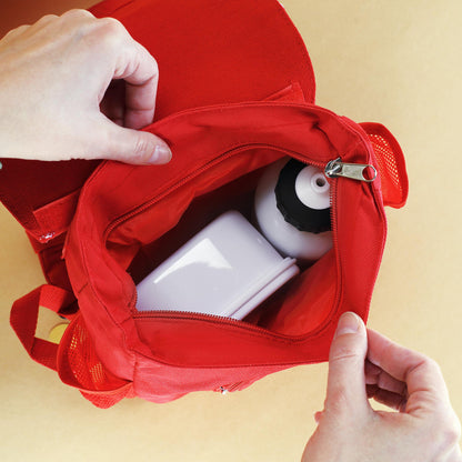 Geöffneter roter Kindergartenrucksack mit Blick ins Hauptfach für Brotdose und Trinkflasche