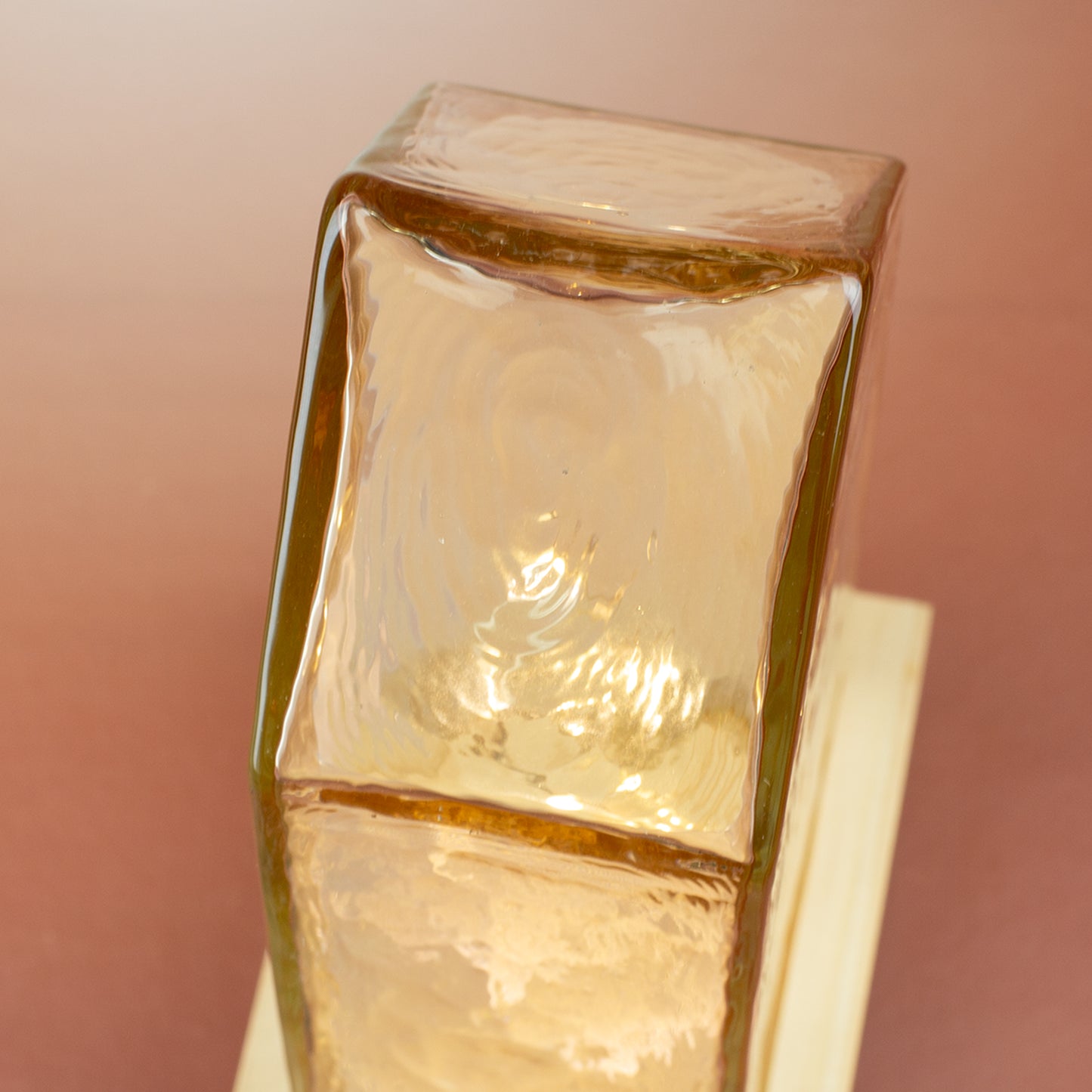 Obere Kantenansicht des Glasdaches vom Leonardo LED-Haus – hochwertige Glasstruktur mit warmen Lichtreflexen.