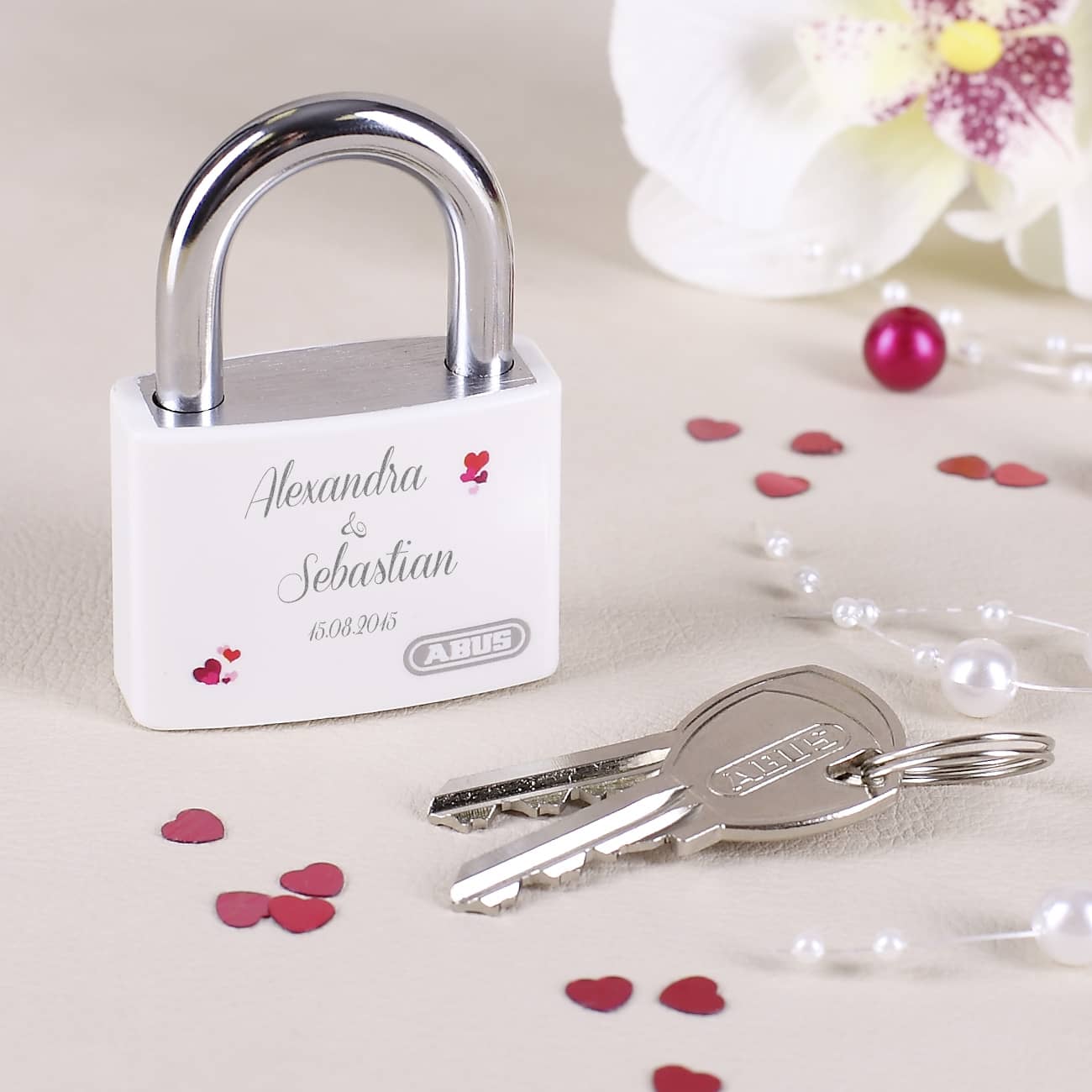 Graviert mit den Namen der Verliebten und Ihrem Wunschdatum