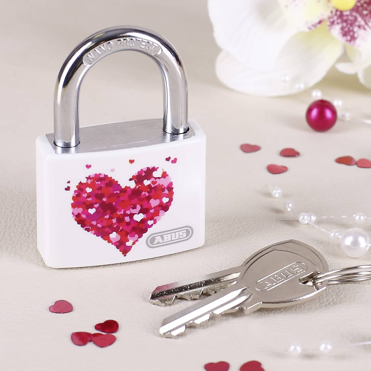 Mit romantischem Herzmotiv auf der Rückseite