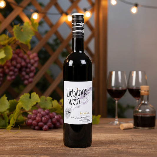 Lieblingswein Rotweinflasche im Garten mit Weintrauben und Weingläsern – ideal für gesellige Abende