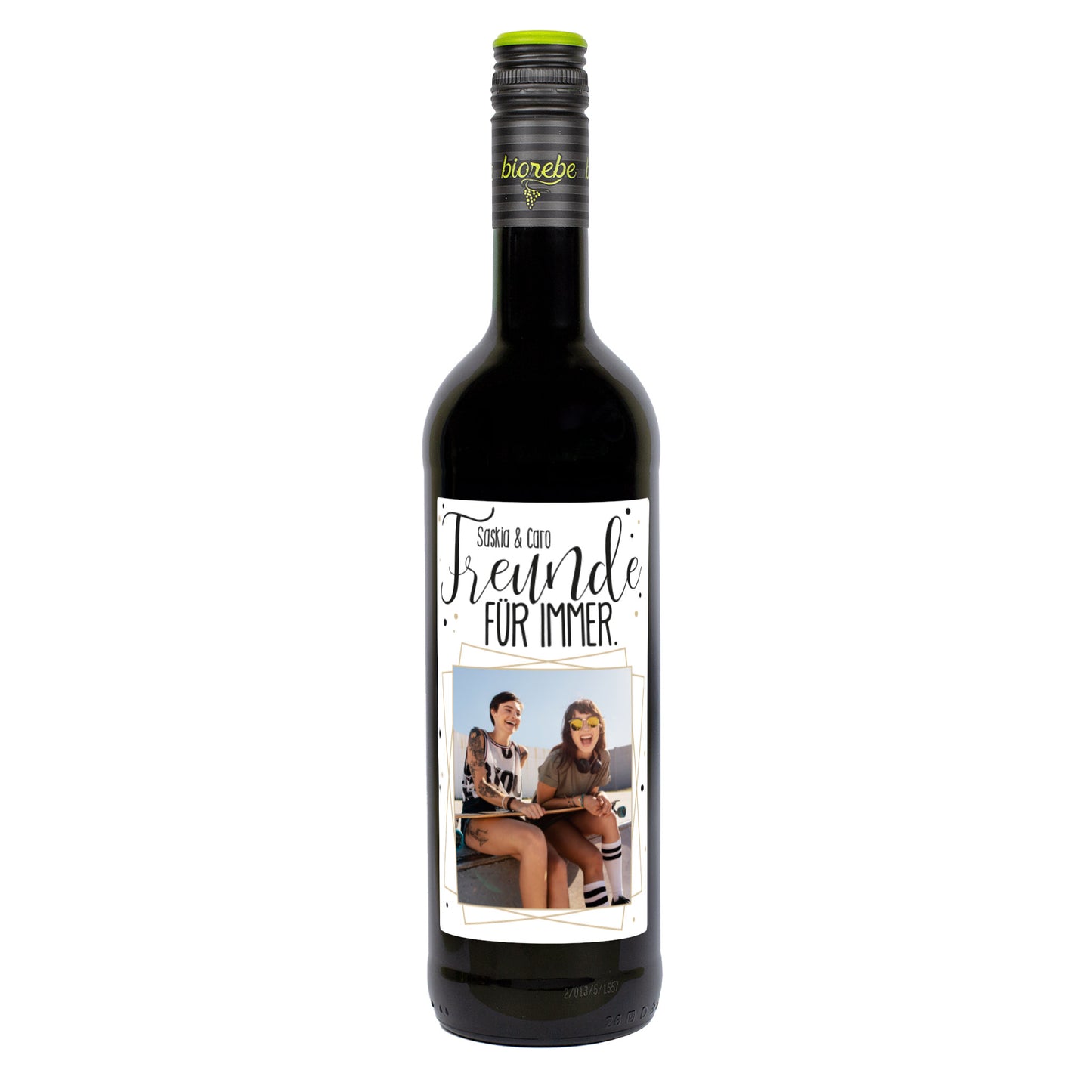 Personalisierte Rotweinflasche mit Etikett „Freunde für immer“ und Foto, freigestellt auf weißem Hintergrund
