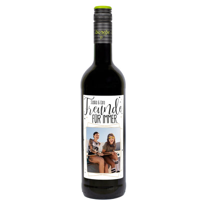 Personalisierte Rotweinflasche mit Etikett „Freunde für immer“ und Foto, freigestellt auf weißem Hintergrund