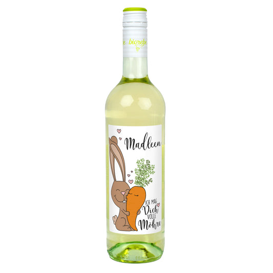 Personalisierte Weißwein-Flasche mit Hase und Möhre Motiv, Aufschrift „Ich mag Dich volle Möhre“ und Name Madleen