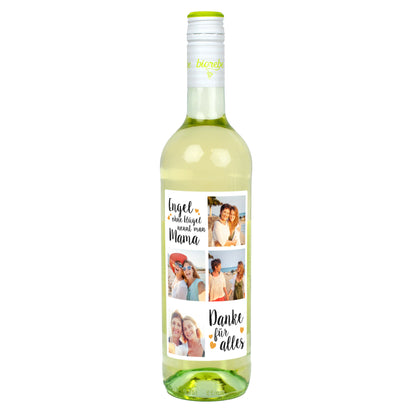 Flasche Weißwein mit Mama-Motiv „Engel ohne Flügel nennt man Mama – Danke für alles“ und vier Fotos, auf weißem Hintergrund.