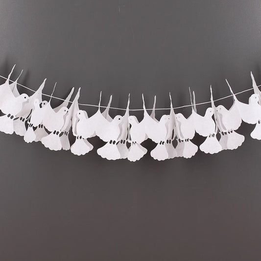 weiße Papiergirlande mit Tauben