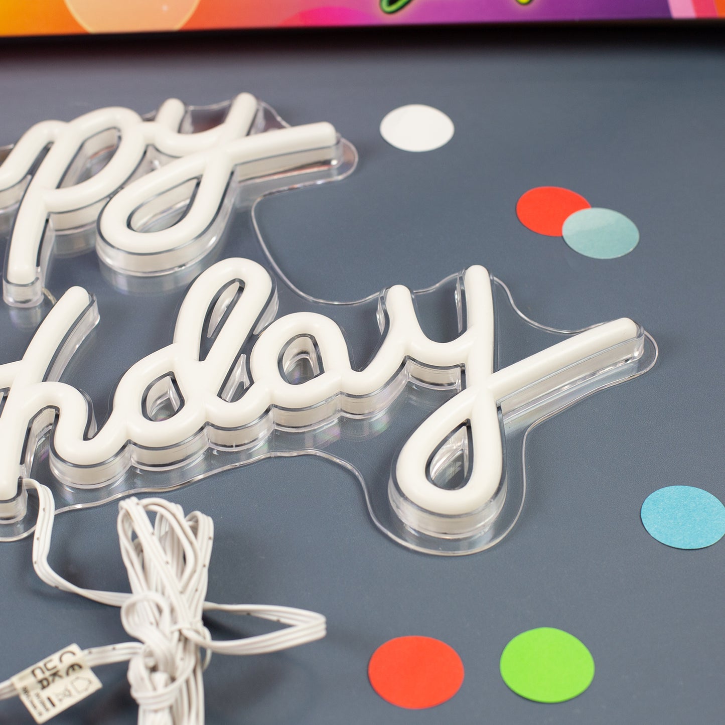 Detailaufnahme vom unteren Bereich des Happy Birthday Schilds mit Kabel